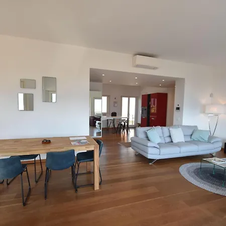 Close To The Lake, With Panoramic Balconies Ferienhaus