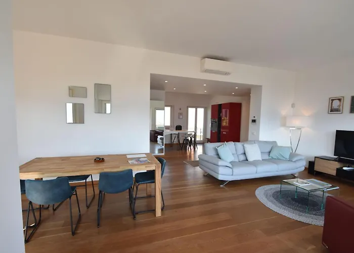 In A Prime Location On Maggiore Lejlighed